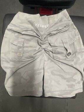 Yeoreo Gray Camo Scrunch Butt Shorts